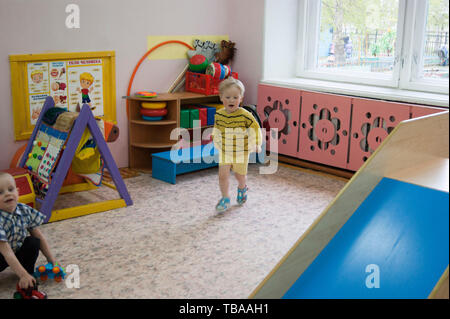 La Russia Novodvinsk Maggio 2019 - Kindergarten 24 - bere tè e giochi nella scuola materna gruppo dopo il tema matinée nella scuola materna, dove eva Foto Stock