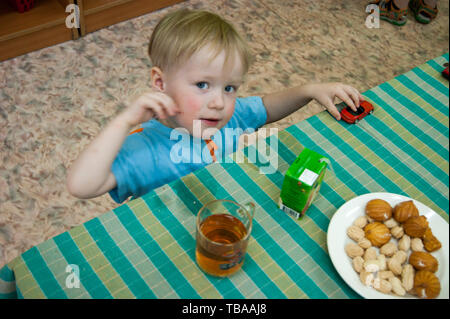 La Russia Novodvinsk Maggio 2019 - Kindergarten 24 - bere tè e giochi nella scuola materna gruppo dopo il tema matinée nella scuola materna, dove eva Foto Stock