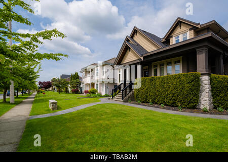 Strada di case residenziali sul giorno nuvoloso a Vancouver in Canada Foto Stock