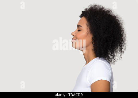Lato vista Profilo di donna africana occhi chiusi sognando Foto Stock