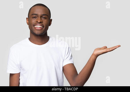 Headshot ritratto maschile africana pubblicizzare prodotto studio shot Foto Stock