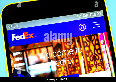 Berdyansk, Ucraina - 24 Maggio 2019: corriere FedEx website homepage. Logo FedEx visibile sullo schermo del telefono Foto Stock