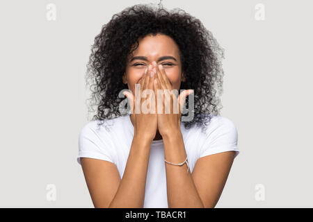Felice Excited donna africana isolato grigio su sfondo bianco Foto Stock