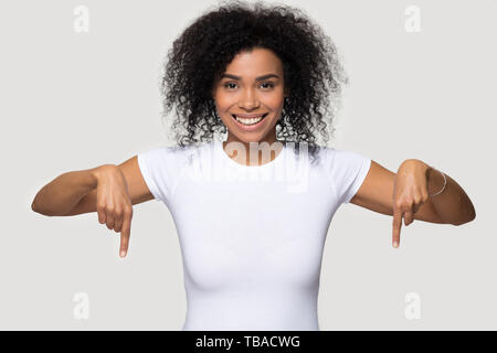 Donna africana isolato su bianco grigio denti rivolti verso il basso Foto Stock