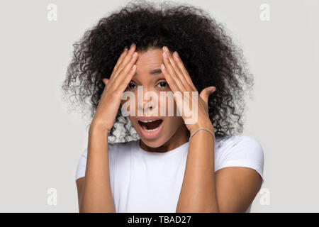 Femmina africana faccia del coperchio con la mano si sente paura studio shot Foto Stock