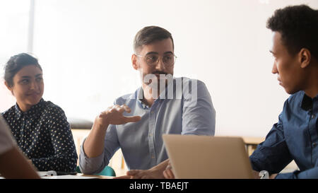 Diversi colleghi parlare discutere le idee durante la riunione in ufficio Foto Stock