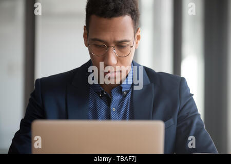 Nero gravi dipendente che lavora sul laptop client di consulenza Foto Stock