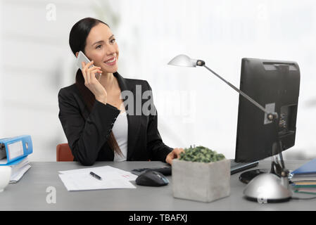 Business donna calcola imposta. Ragioniere parlando al telefono Foto Stock