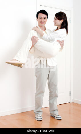 Un paio di posa per una foto in una nuova casa. Foto Stock