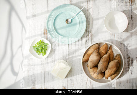 In mattinata ci sono le patate dolci e il latte sulla tabella dalla finestra. Foto Stock