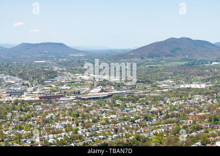 Roanoke, Stati Uniti d'America - 18 Aprile 2018: Antenna cityscape downtown vista sulla città in Virginia con edifici aziendali e montagne autostrada Foto Stock