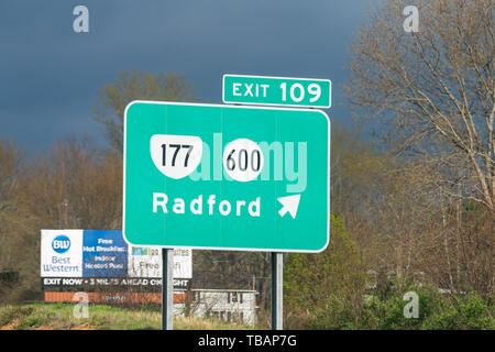 Radford, Stati Uniti d'America - 19 Aprile 2018: Università segno di uscita su autostrada in Virginia con Best Western hotel billboard Foto Stock