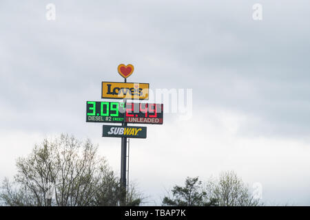 Wytheville, Stati Uniti d'America - 19 Aprile 2018: strada durante il giorno in città con closeup dell amore di gas della stazione di schermo di luce con il prezzo e la metropolitana il fast food resta Foto Stock