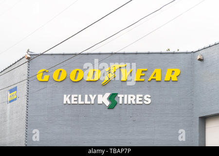 Wytheville, Stati Uniti d'America - 19 Aprile 2018: strada durante il giorno in città con vista dettagliata del segno per Goodyear kelly pneumatici Foto Stock