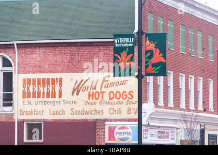 Wytheville, Stati Uniti d'America - 19 Aprile 2018: Piccola città village Street nel sud sud Virginia con gli storici edifici in mattoni e banner con segno Foto Stock