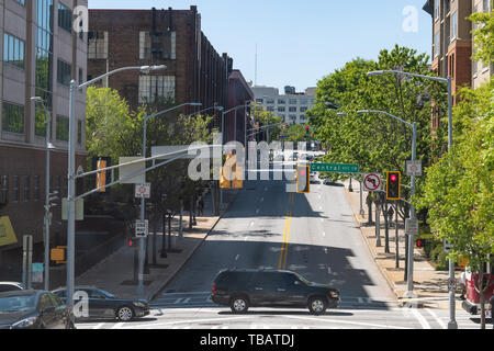 Atlanta, Stati Uniti d'America - 20 Aprile 2018: strada durante il giorno nel centro cittadino di capitale città della Georgia con le automobili nel traffico e luce rossa al central avenue Foto Stock