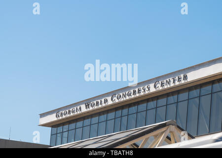 Atlanta, Stati Uniti d'America - 20 Aprile 2018: esterno dell edificio con architettura moderna e firmare per la Georgia World Congress Center Foto Stock