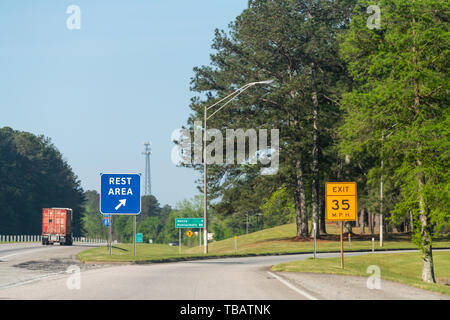 Atlanta, Stati Uniti d'America - 21 Aprile 2018: Autostrada strada in Alabama con area riposo uscire da firmare e carrello su strada Foto Stock