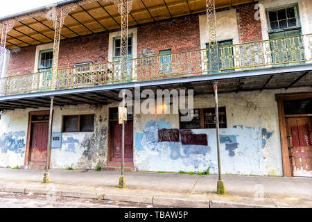 New Orleans, Stati Uniti d'America - 22 Aprile 2018: il vecchio Dauphine street district in Louisiana city town con antichi malandato apartment house Foto Stock