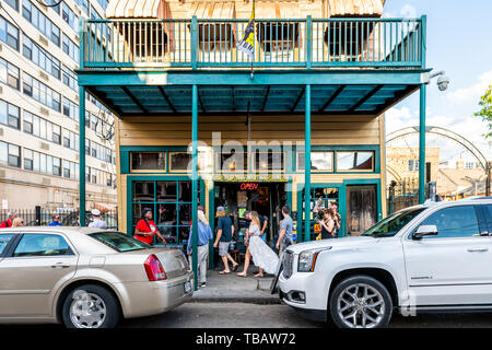 New Orleans, Stati Uniti d'America - 22 Aprile 2018: francesi street nella città della Louisiana vecchio edificio ingresso al famoso Spotted Cat Music Club e gente che cammina Foto Stock