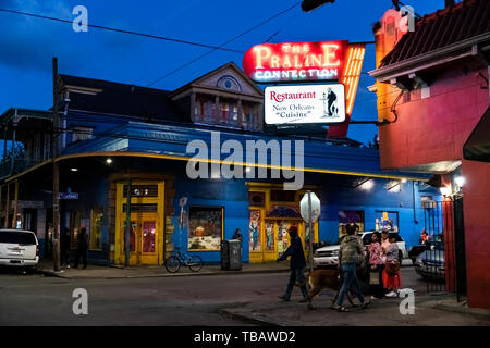 New Orleans, Stati Uniti d'America - 22 Aprile 2018: Food business di rosso e di blu neon di segno per la pralina cucina di collegamento su strada nel quartiere francese di Nola Louisiana un Foto Stock