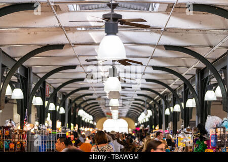 New Orleans, Stati Uniti d'America - 23 Aprile 2018: Centro storico Quartiere Francese cibo coperto e il mercato delle pulci all'interno in Louisiana città durante la giornata a fare shopping Foto Stock