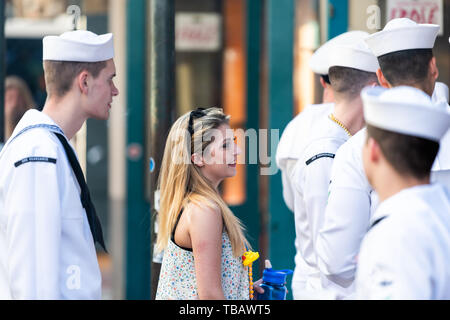 New Orleans, Stati Uniti d'America - 23 Aprile 2018: città vecchia Bourbon Street in Louisiana e la folla gruppo di persone i marinai a piedi donna sulla settimana della marina Foto Stock
