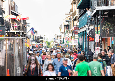 New Orleans, Stati Uniti d'America - 23 Aprile 2018: il centro città vecchia Bourbon Street in Louisiana famosa città di notte di sera con il paesaggio e la folla di molte persone Foto Stock