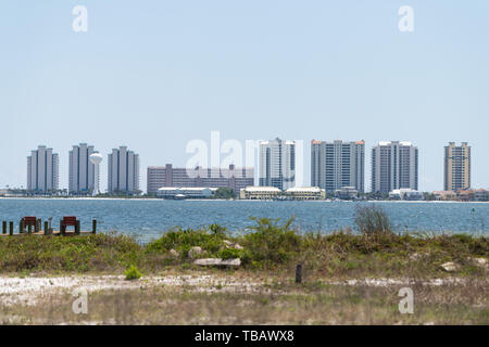 Cityscape, skyline di Navarra beach city Città sulla baia di Pensacola pcean Sea coast shore con molti alto appartamento condominio edifici condominiali torri Foto Stock