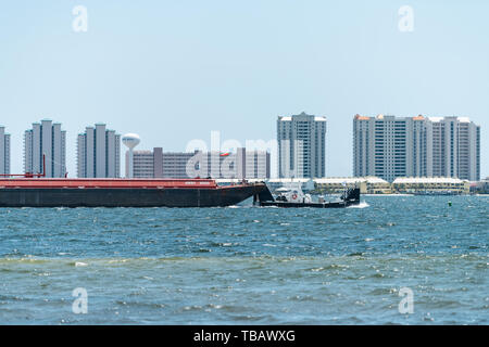 Navarra, Stati Uniti d'America - 24 Aprile 2018: Towboat rimorchiatore a traino o traino di serbatoio barge boat nave in Pensacola baia vicino oceano mare costa del Golfo del Messico, Florida Foto Stock