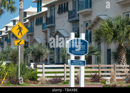 Destin, Stati Uniti d'America - 24 Aprile 2018: Immobiliare segno per la proprietà a cinque stelle del santuario, Frangista spiaggia Miramar città con edifici di appartamenti, townhous Foto Stock