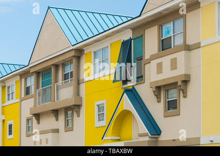 Destin, Stati Uniti d'America - 24 Aprile 2018: Miramar Beach City town con multicolore appartamento condominio condominio house edificio con balconi, finestre aperte il dolore Foto Stock