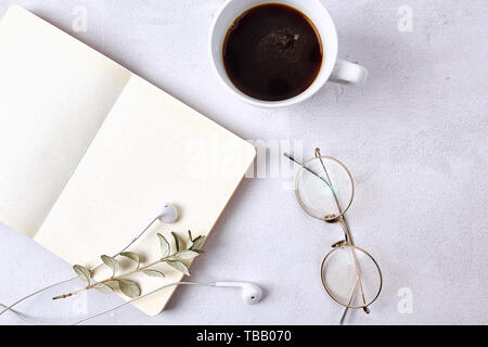 Bicchieri, caffè e libri sulla scrivania. Foto Stock