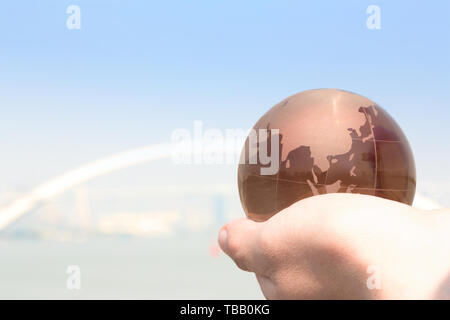 Business collare bianco azienda sfera di cristallo Foto Stock