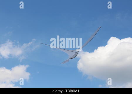 Un aquilone nella forma di un unico grande uccello bianco. Un aquilone in Cielo tra le nuvole. Grande Uccello bianco nel cielo. Foto Stock