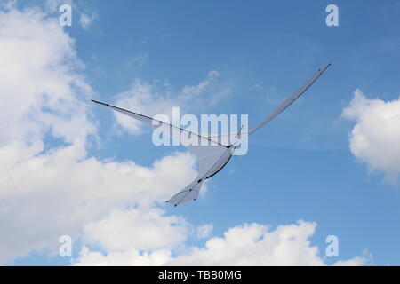 Un aquilone nella forma di un unico grande uccello bianco. Un aquilone in Cielo tra le nuvole. Grande Uccello bianco nel cielo. Foto Stock