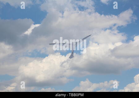 Un aquilone nella forma di un unico grande uccello bianco. Un aquilone in Cielo tra le nuvole. Grande Uccello bianco nel cielo. Foto Stock