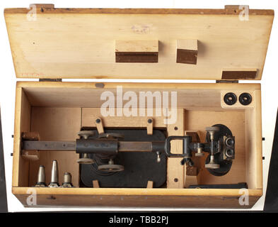 Un microscopio speciale e un visualizzatore di foto da Zeiss viewer con il timbro di accettazione della Marina Imperiale, "No. 44433' e creatore di iscrizione "Carl Zeiss Jena e'. Montato su un pannello di acciaio, multi-regolabile in altezza e in Acuity. In legno corrispondente scatola di trasporto con accessori quali lenti di ricambio, illeggibile timbro dell'inventario. Probabilmente utilizzato per l'analisi di riprese aeree. storica, storica, marina, le forze navali e militari, militaria, ramo di servizio, rami di servizio, forze armate, servizio armato, oggetto, oggetti, alambicchi, clippin, Additional-Rights-Clearance-Info-Not-Available Foto Stock