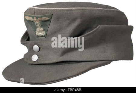 Un campo cap M 43 per il Führer delle Waffen-SS realizzato da saccheggiato panno italiano, argento continuo pizzo, lisca di pesce grigio fodera interna. Cap trapezio con cuciture originale. Molto bella la PAC in poco utilizzato condizioni. storica, storica del xx secolo, 1930S, 1940s, Waffen-SS Divisione armati delle SS, servizio armato, servizi armati, NS, il socialismo nazionale, il nazismo, il terzo Reich, Reich tedesco, Germania, militare, militaria, utensile e un pezzo di attrezzature, utensili, oggetto, oggetti, alambicchi, clipping, clippings, tagliate, cut-out, intagli, il fascismo, tirannici nazionale socialista, , Editorial-Use-solo Foto Stock