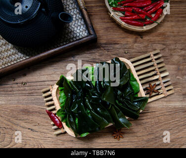 Hot pot piccante ingredienti seta kelp kelp nodo Foto Stock