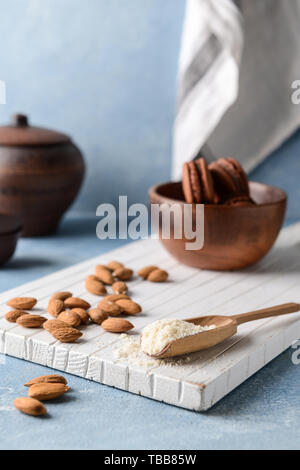 Convogliatore con gustosi di farina di mandorle su tavola Foto Stock