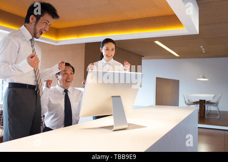 Una collaborazione tra un team aziendale. Foto Stock