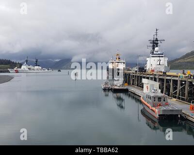 Guardacoste Giovanni Midgett WHEC (726), il guardacoste Hickory (WLB 212), e il guardacoste Douglas Munro (WHEC 724) sit ormeggiata in Kodiak come una tempesta rotoli in Womens Bay, Alaska, 28 maggio 2019. Tutti e tre i coltelli condurre le varie missioni in Alaska, da domestico il controllo delle attività di pesca e di condurre una ricerca e recupero dei casi, a mantenere gli aiuti alla navigazione per i naviganti che attraversano il mare di Bering. Stati Uniti Coast Guard foto di alfiere di Giacobbe Marx. Foto Stock