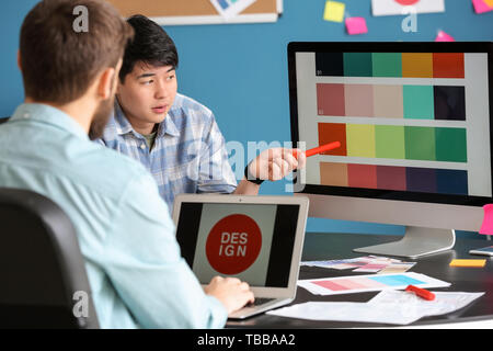 Di giovani progettisti che lavorano in ufficio Foto Stock