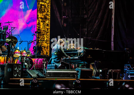 Verona, Italia. 29 Maggio, 2019. Elton John, leggenda vivente del mondo della musica pop, ha eseguito per la prima data dell'Arena di Verona e delle tre date previste in Italia (il terzo sarà a Lucca il 7 Luglio) del suo congedo mattone giallo Road, la tour d'addio alla scena nel 2018 negli Stati Uniti e che includeranno 300 concerti in 3 anni e su 5 continenti. Un concerto autobiografici che tocca tutti i più grandi successi del re del pop. Credito: Luigi Rizzo/Pacific Press/Alamy Live News Foto Stock