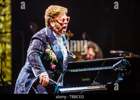 Verona, Italia. 29 Maggio, 2019. Elton John, leggenda vivente del mondo della musica pop, ha eseguito per la prima data dell'Arena di Verona e delle tre date previste in Italia (il terzo sarà a Lucca il 7 Luglio) del suo congedo mattone giallo Road, la tour d'addio alla scena nel 2018 negli Stati Uniti e che includeranno 300 concerti in 3 anni e su 5 continenti. Un concerto autobiografici che tocca tutti i più grandi successi del re del pop. Credito: Luigi Rizzo/Pacific Press/Alamy Live News Foto Stock