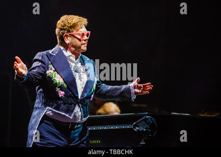 Verona, Italia. 29 Maggio, 2019. Elton John, leggenda vivente del mondo della musica pop, ha eseguito per la prima data dell'Arena di Verona e delle tre date previste in Italia (il terzo sarà a Lucca il 7 Luglio) del suo congedo mattone giallo Road, la tour d'addio alla scena nel 2018 negli Stati Uniti e che includeranno 300 concerti in 3 anni e su 5 continenti. Un concerto autobiografici che tocca tutti i più grandi successi del re del pop. Credito: Luigi Rizzo/Pacific Press/Alamy Live News Foto Stock