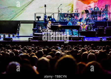 Verona, Italia. 29 Maggio, 2019. Elton John, leggenda vivente del mondo della musica pop, ha eseguito per la prima data dell'Arena di Verona e delle tre date previste in Italia (il terzo sarà a Lucca il 7 Luglio) del suo congedo mattone giallo Road, la tour d'addio alla scena nel 2018 negli Stati Uniti e che includeranno 300 concerti in 3 anni e su 5 continenti. Un concerto autobiografici che tocca tutti i più grandi successi del re del pop. Credito: Luigi Rizzo/Pacific Press/Alamy Live News Foto Stock