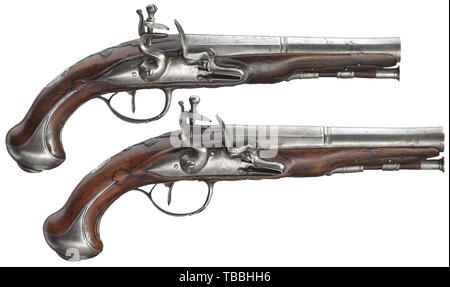 Una coppia di viaggio flintlock pistols, Etienne, circa 1780 leggermente sommersa, rotonda liscia di barili in 14 mm di calibro, ciascuno con un segno distintivo di Saint Etienne sul lato della culatta. Flintlocks liscio con estremità arrotondate le piastre di bloccaggio. Legno di noce intagliato stock con arredi in ferro e vacante, argento stemmi. Sostituito ramrods con punte in ferro. Lunghezza 28 cm ciascuno. storico, storico, civile pistola, civile pistole, palmare, Gun, pistole, armi da fuoco, braccio di fuoco, armi da fuoco, armi da fuoco, armi, armi, arma, braccio, Additional-Rights-Clearance-Info-Not-Available Foto Stock