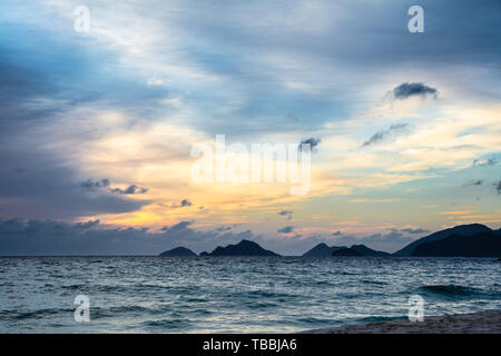 Vista panoramica della splendida drammatico cielo sopra il mare blu alla sera Foto Stock